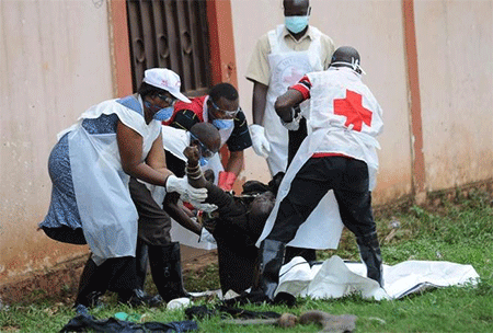 Efectivos de la Cruz Roja asisten a un civil en la República Centroafricana Heridos de gravedad tres trabajadores de la Cruz Roja en Bangui